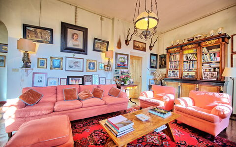 Il Principe: Stue, Værelse, Indretning, Møbel, Ejendom, Couch, Bygning, Hus, Orange, Hjem