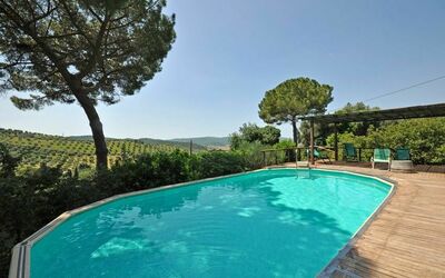 Marsilia: Svømmepøl, Ejendom, Naturlige Landskab, Ejendom, Hus, Estate, Fritid, Bygning, Hjem, Udvej