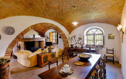 Villa Scianellone: Bord, Ejendom, Møbel, Couch, Træ, Indretning, Stol, Plante, Stue, Loft