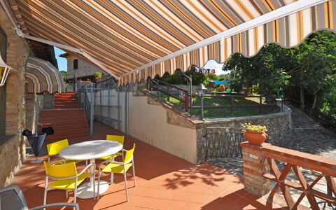 Poggiluglio: Ejendom, Bygning, Gårdhave, Ejendom, Værelse, Hus, Veranda, Backyard, Skygge, Tag