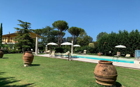 Villa Quattro Mori: Plante, Himmel, Vand, Ejendom, Botanik, Azure, Træ, Vindue, Skygge, Svømmepøl