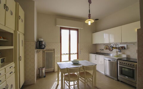 Villa Quattro Mori: Gulvbelægning, Træ, Indretning, Møbel, Køkken, Etage, Cabinetry, Countertop, Loft, Skab