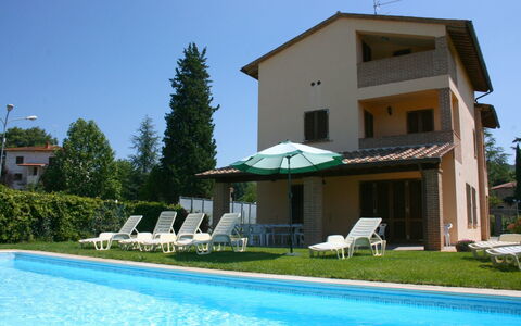 Casa Clementina: Vand, Plante, Bygning, Himmel, Svømmepøl, Skygge, Vindue, Udendørs Møbler, Hus, Træ