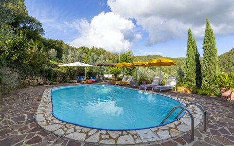 Bigiolo a Melazzano: Vand, Sky, Plante, Himmel, Svømmepøl, Azure, Træ, Krop Af Vand, Fritid, Udendørs Møbler