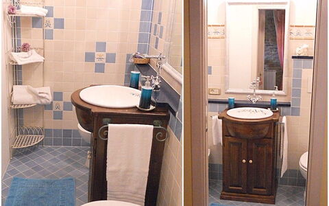 Casa Stefy: Badeværelse, Værelse, Ejendom, Badeværelsesskab, Toilet, Sanitærarmatur, Badeværelse Tilbehør, Indretning, Møbel, Toiletbræt