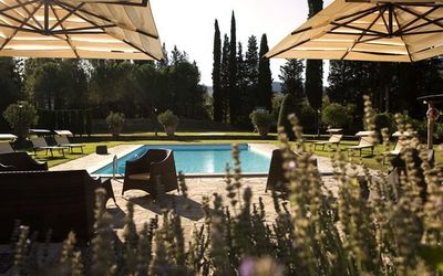 Cerchi: Ejendom, Svømmepøl, Træ, Hus, Hjem, Arkitektur, Fritid, Himmel, Ejendom, Bygning