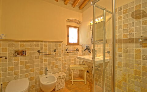 Arturo: Badeværelse, Værelse, Ejendom, Flise, Bygning, Ejendom, Indretning, Hus, Arkitektur, Estate