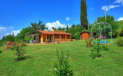 Casa Ovile: Sky, Himmel, Plante, Ejendom, Bygning, Grøn, Naturlige Landskab, Træ, Land Lot, Hus