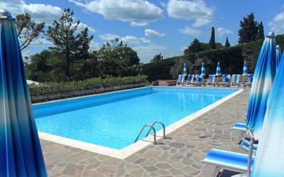 Gloriana: Svømmepøl, Ejendom, Fritid, Majorelle Blue, Ferie, Ejendom, Vand, Azure, Udvej, Villa