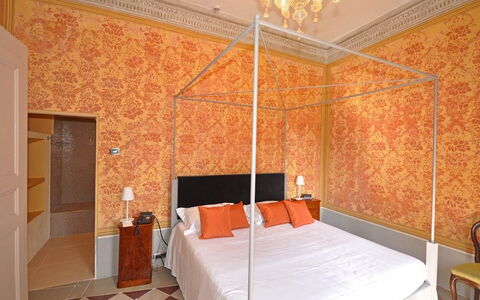 Villa Gubbio: Værelse, Seng, Ejendom, Soveværelse, Møbel, Indretning, Bygning, Væg, Loft, Suite