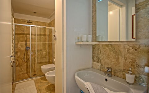 Capannino: Badeværelse, Værelse, Ejendom, Flise, Badekar, Indretning, Bygning, Sanitærarmatur, Ejendom, Hus