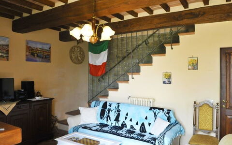 Casetta i Ciliegi: Ejendom, Værelse, Bygning, Møbel, Indretning, Hus, Ejendom, Loft, Bjælke, Bord