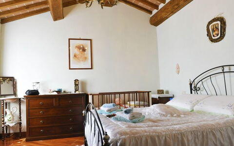 Casetta i Ciliegi: Soveværelse, Seng, Værelse, Møbel, Ejendom, Sengetøj, Bed Frame, Sengetøj, Loft, Indretning