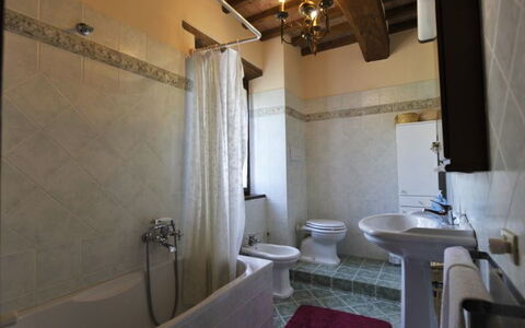 Casetta i Ciliegi: Badeværelse, Ejendom, Værelse, Indretning, Bygning, Arkitektur, Sanitærarmatur, Hus, Ejendom, Håndvask