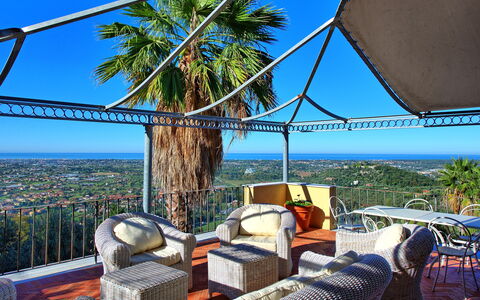 Villa Camaiore: Ejendom, Himmel, Værelse, Ejendom, Træ, Ferie, Hus, Bygning, Møbel, Fritid