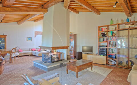 Villa Camaiore: Værelse, Ejendom, Stue, Bygning, Indretning, Hus, Møbel, Etage, Ejendom, Loft