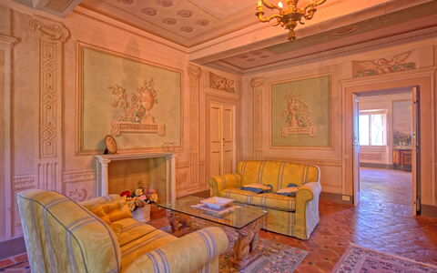Villa Camaiore: Værelse, Ejendom, Møbel, Indretning, Bygning, Loft, Væg, Hus, Stue, Soveværelse