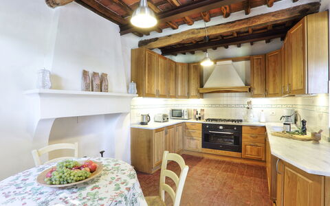 Le Pergole: Countertop, Ejendom, Værelse, Møbel, Køkken, Bygning, Cabinetry, Indretning, Hus, Loft