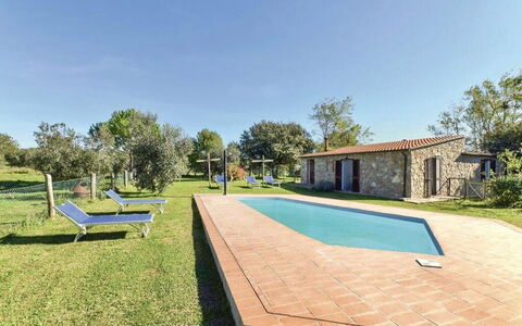 Funghi 1: Vand, Himmel, Ejendom, Plante, Svømmepøl, Træ, Skygge, Bygning, Land Lot, Græs