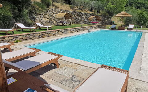 Villa Noceta: Vand, Svømmepøl, Ejendom, Plante, Bygning, Azure, Udendørs Møbler, Skygge, Fritid, Stol