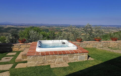 Villa Noceta: Plante, Himmel, Træ, Land Lot, Urban Design, Græs, Landskab, Rektangel, Horisont, Tag