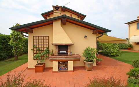 Casa Daniela: Tag, Have, Hjem, Backyard, Skygge, Landscaping, Gård, Lawn, Udendørs Struktur, Estate