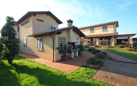 Casa Daniela: Boligområde, Hus, Tag, Busk, Hjem, Have, Estate, Hacienda, Landscaping, Gård