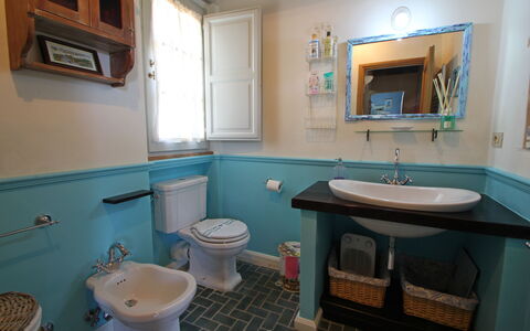 Casa Roberto: Badeværelsesvask, Sanitærarmatur, Badeværelse, Håndvask, Indretning, Tap, Gulvbelægning, Vvs, Etage, Belysning