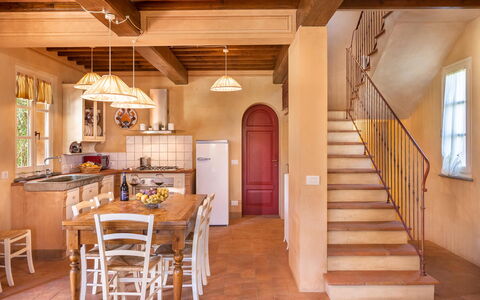 Le Vigne 6: Møbel, Bord, Trappe, Træ, Bygning, Vindue, Dør, Indretning, Stol, Etage