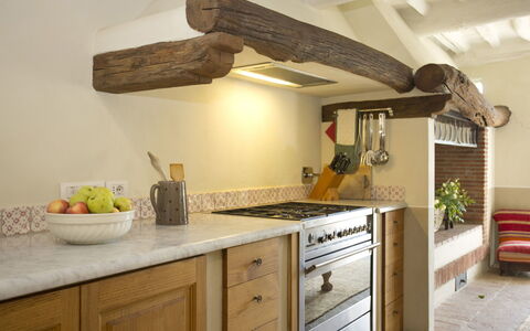 Angeloni: Countertop, Ejendom, Værelse, Køkken, Møbel, Cabinetry, Indretning, Bygning, Hus, Loft