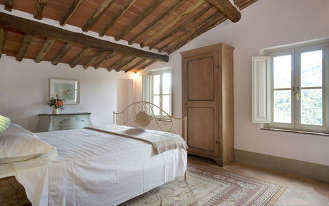 Angeloni: Soveværelse, Værelse, Ejendom, Møbel, Seng, Loft, Bed Frame, Sengetøj, Etage, Indretning