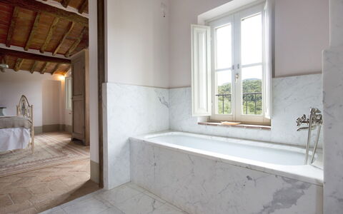 Angeloni: Ejendom, Værelse, Etage, Bygning, Indretning, Badeværelse, Flise, Hus, Arkitektur, Væg