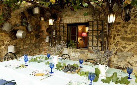 Villa Lorian: Restaurant, Bygning, Værelse, Træ, Bord, Hus, Plante, Indretning