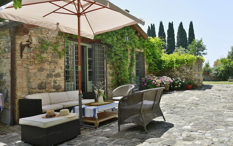 Villa Lorian: Ejendom, Møbel, Gårdhave, Paraply, Bygning, Backyard, Gård, Værelse, Hus, Gårdsplads