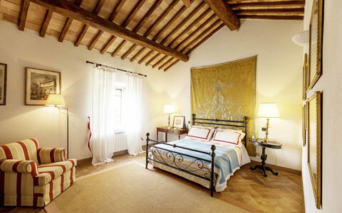 Villa Lorian: Soveværelse, Værelse, Møbel, Ejendom, Seng, Indretning, Bygning, Sengetøj, Loft, Bed Frame