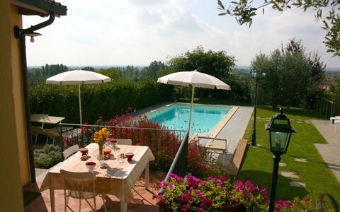 Casina Paradiso: Bord, Plante, Sky, Møbel, Himmel, Blomst, Paraply, Stol, Skygge, Udendørs Møbler