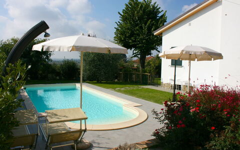 Casina Paradiso: Vand, Plante, Sky, Himmel, Svømmepøl, Paraply, Træ, Udendørs Møbler, Bygning, Stol