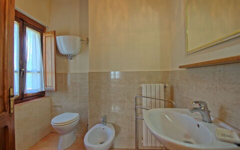 Casa Catia: Badeværelse, Ejendom, Værelse, Toilet, Sanitærarmatur, Badeværelsesvask, Væg, Toiletbræt, Etage, Håndvask