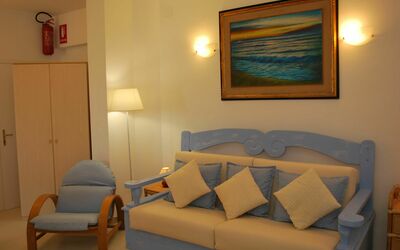 Murex: Værelse, Møbel, Ejendom, Stue, Indretning, Væg, Couch, Komfort, Bord, Suite