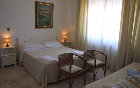 Appartamento - Le Finestre: Soveværelse, Seng, Møbel, Værelse, Ejendom, Bed Frame, Etage, Sengetøj, Væg, Madras