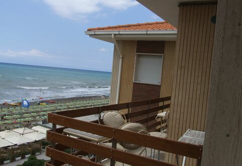 Appartamento - Le Finestre: Ejendom, Strand, Hav, Ferie, Hus, Himmel, Bygning, Træ, Ejendom, Værelse