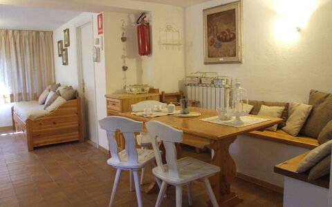 Villa Pineta: Værelse, Møbel, Ejendom, Indretning, Bygning, Bord, Spisestue, Etage, Hus, Stue