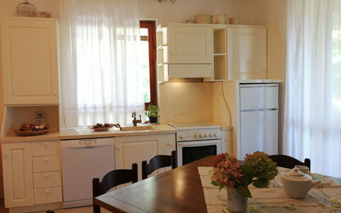 Villa La Quercia: Møbel, Indretning, Træ, Gulvbelægning, Belysning, Værelse, Køkken, Cabinetry, Køkken Apparat, Køkken & Spisebord