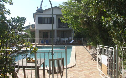 Villa Il Castagno: Plante, Ejendom, Bygning, Himmel, Vand, Træ, Vindue, Hegn, Skygge, Hus