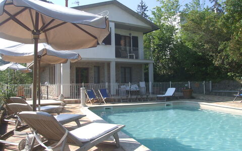 Villa Il Castagno: Vand, Ejendom, Plante, Himmel, Svømmepøl, Azure, Skygge, Udendørs Møbler, Stol, Indretning