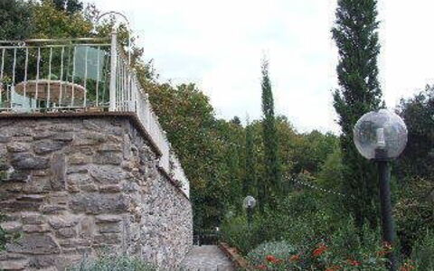 Villa Il Castagno: Vegetationen, Træ, Væg, Busk, Have, Botanik, Plante, Arkitektur, Hus, Græs