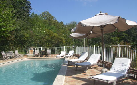 Villa Il Castagno: Vand, Himmel, Plante, Møbel, Svømmepøl, Paraply, Udendørs Møbler, Skygge, Træ, Bygning