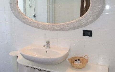 Villa Il Castagno: Badeværelse, Spejl, Ejendom, Værelse, Badeværelsesvask, Badeværelsesskab, Badeværelse Tilbehør, Håndvask, Toilet, Sanitærarmatur