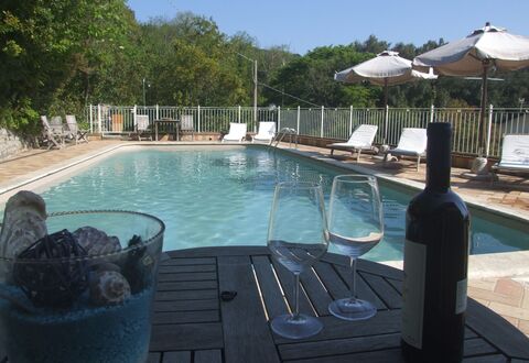 Villa Il Castagno: Vand, Ejendom, Svømmepøl, Azure, Plante, Træ, Udendørs Møbler, Flaske, Himmel, Fritid