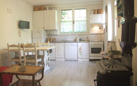 Villa Agrifogli: Cabinetry, Møbel, Ejendom, Countertop, Vindue, Træ, Køkken, Indretning, Håndvask, Bord